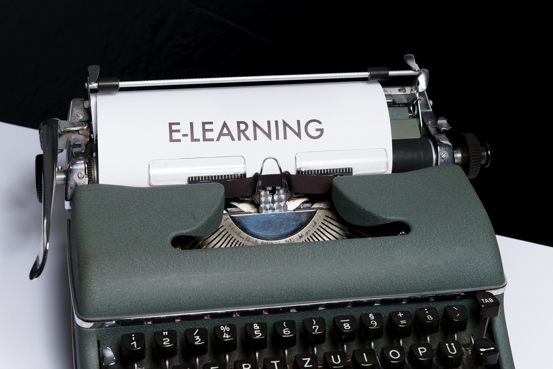 Maquina de escribir con las letras: e-learning