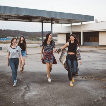 Adolescentes caminando juntas mientras ríen